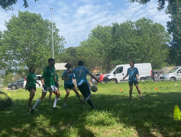 Un pomeriggio al parco, con il calcio gaelico